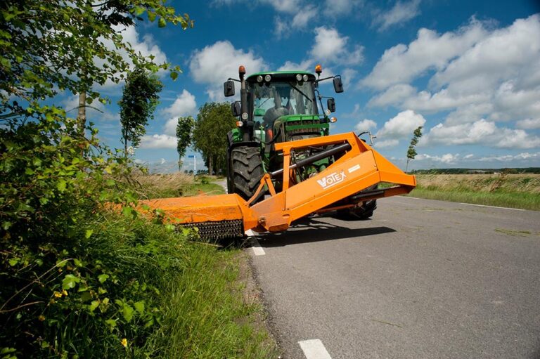 O șoferiță neatentă s-a proptit cu mașina într-un utilaj care curăța marginea părții carosabile, la Ciocănești