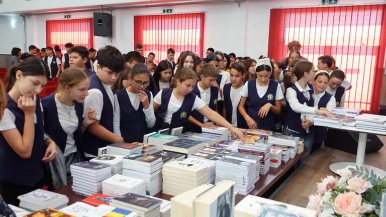 FOTO „Cartea de Identitate”, un proiect ce promovează cititul cărților, a avut un real succes printre elevii din Dumbrăveni: „Doar prin citit ne putem dezvolta și ne putem crea propria identitate”