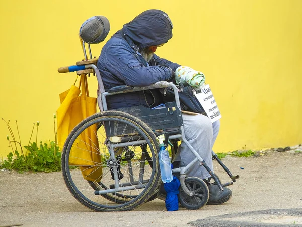 Procurorii DIICOT suceveni au săltat doi indivizi care au obligat o persoană în scaun cu rotile să cerșească pe raza județelor Suceava, Bacău, Vrancea și Dâmbovița