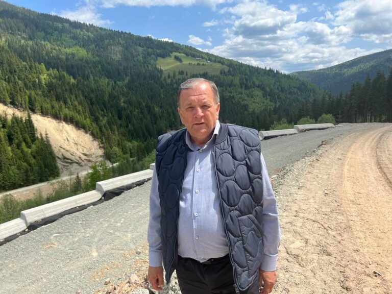 Gheorghe Flutur a solicitat să fie turnat binder în această toamnă pe mai multe tronsoane de drum de pe Axa rutieră Suceava – Iași: „Am cerut să concentreze mai multă forță de muncă, să ieșim din praf și din noroi”