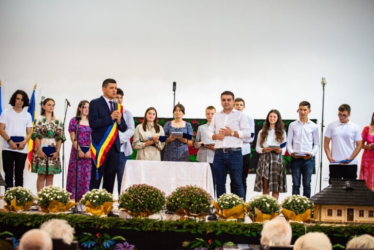 Deputatul George Șoldan: „Am acceptat cu bucurie propunerea primarului Mihai Juravle de a le oferi celor mai merituoși absolvenți ai Școlii Gimnaziale «Dimitrie Onciul», pe lângă premiile acordate de Primăria și Consiliul Local Straja, o excursie la București”