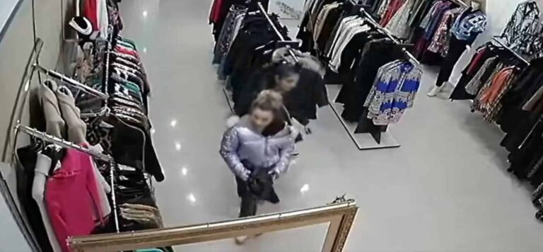 O adolescentă de 16 ani s-a ales cu un dosar penal după ce a încercat să se înțolească cu haine de la New Yorker