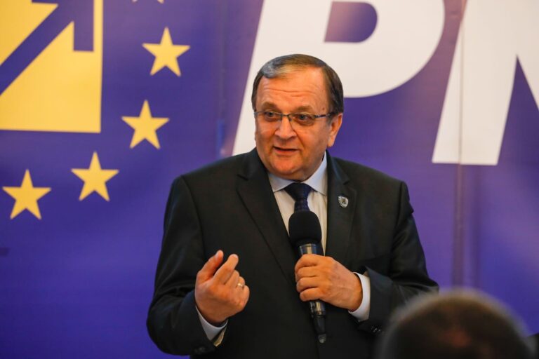 Gheorghe Flutur a reacționat la atacul lansat la adresa lui de senatorul Ioan Stan: „Insist și vă provoc și cer conducerii centrale a PSD să vă trimită o dată în viață la o luptă directă cu mine în această campanie electorală”