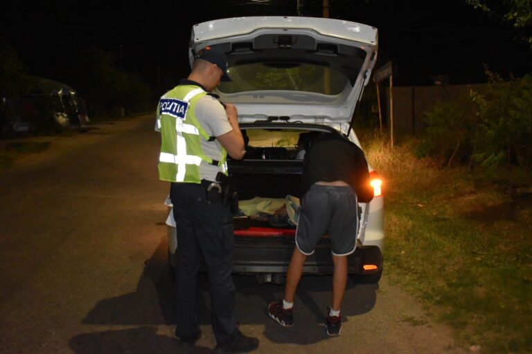 Un individ din Straja cunoscut ca și consumator de droguri a fost depistat în trafic de polițiști la volanul unei mașini. El a refuzat testarea cu drugtestul