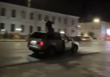 VIDEO Mai mulți tineri care s-au dat în stambă prin Rădăuți ascultând manele la maximum fiind aninați pe trapa unui BMW au fost amendați de polițiști