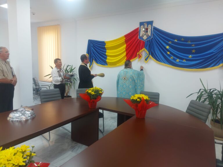FOTO Sediul modernizat al Primăriei comunei Ipotești a fost sfințit: „Am creat condiții civilizate pentru angajați ca să lucreze mai eficient dar și pentru cetățenii care vin la Primărie cu diverse probleme”