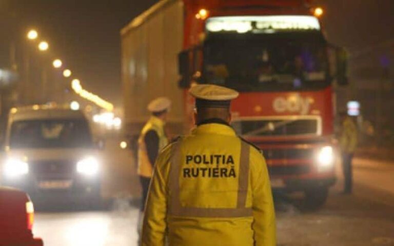 Un TIR-ist beat turtă a fost tras pe dreapta de polițiști în centrul orașului Gura Humorului