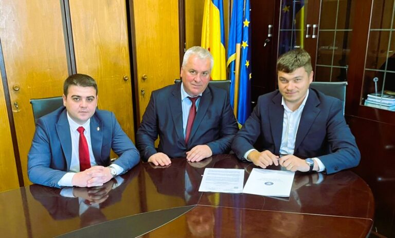 Deputatul George Șoldan a fost alături de primarul Gheorghe Tomăscu de la Cajvana la semnarea unui contract în valoare de peste 11 milioane de lei prin Programul Național de Investiții „Anghel Saligny”