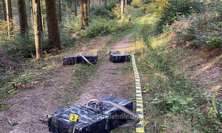 FOTO Aproape 3.000 de pachete cu țigări, în valoare de circa 35.000 de lei, au fost abandonate într-o pădure din Straja de trei contrabandiști surprinși în flagrant de polițiștii de frontieră