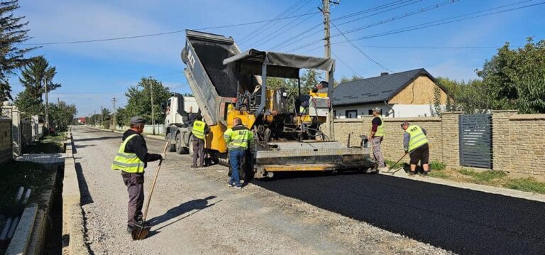 FOTO Gheorghe Flutur a anunțat că a început turnarea asfaltului pe mai multe porțiuni din axialul Suceava – Iași: „Lucrările de modernizare a drumurilor județene sunt în toi”