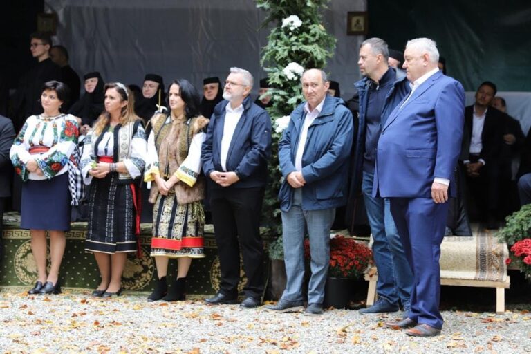 FOTO Senatorul George Mîndruță a rămas impresionat de slujba de sfințire a Mănăstirii Sihăstria Râșcăi: „Participarea la sfințirea unei mănăstiri este o experiență cu adevărat solemnă”