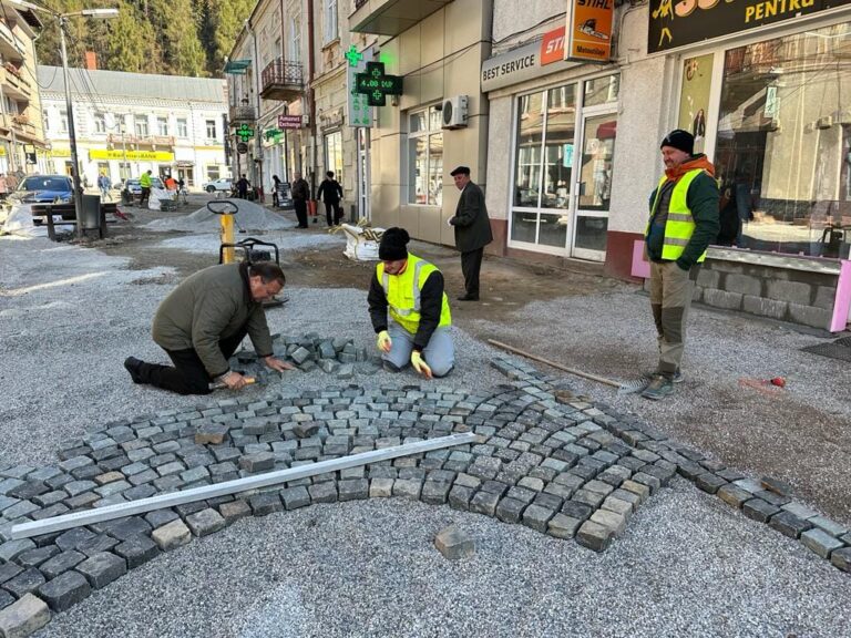 FOTO Gheorghe Flutur s-a arătat încântat de lucrările efectuate în Vatra Dornei: „Sunt convins că pe 28 noiembrie Vatra Dornei va străluci, cu luminițele de sărbători aprinse, ca o adevărată perlă turistică a zonei de munte a Bucovinei”