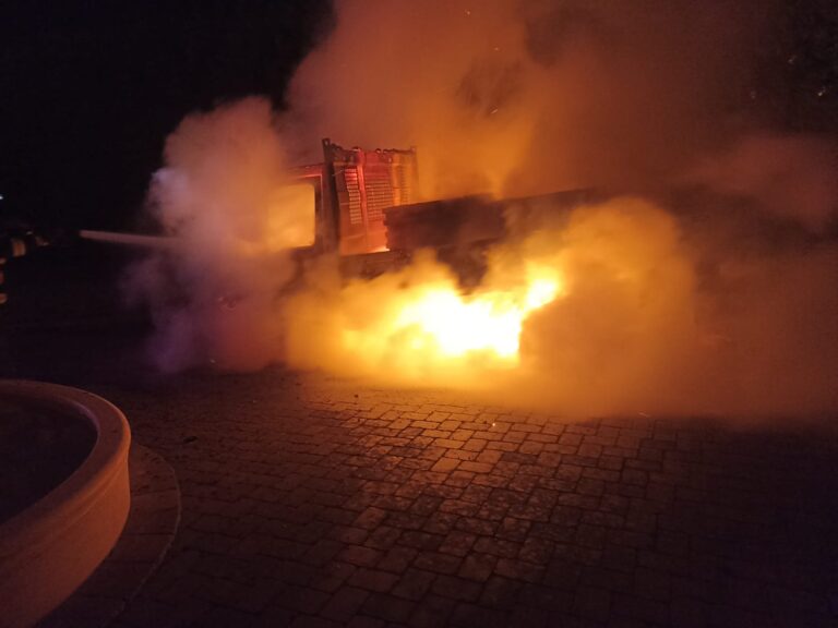 FOTO O camionetă a fost făcută scrum de un incendiu izbucnit într-o curte din Ipotești
