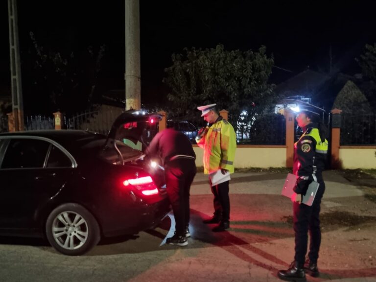 FOTO 58 de șoferi au fost lăsați pietoni de către polițiștii suceveni, în acest sfârșit de săptămână. Oamenii legii au aplicat peste 500 de amenzi în valoare de circa 300.000 de lei