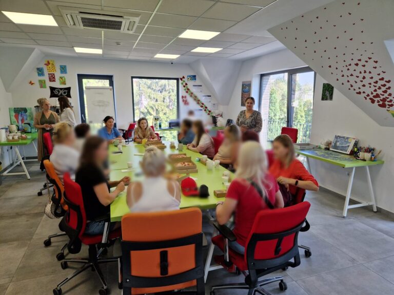 FOTO Campanie de prevenire a violenței sexuale desfășurată de polițiștii suceveni printre refugiatele din Ucraina