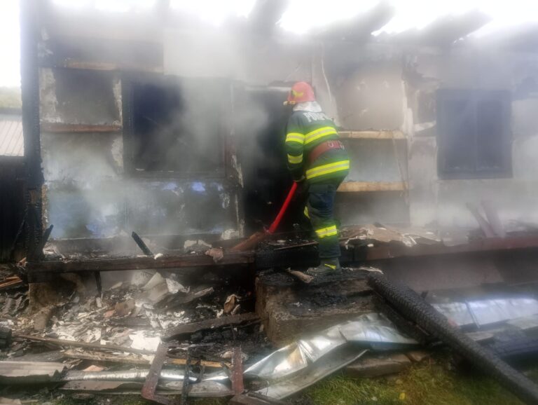 FOTO O casă din Mălini a luat foc din cauza coșului de fum necurățat