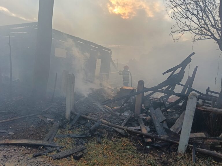 FOTO Un bărbat cu probleme psihice din Straja a dat foc gospodăriei mamei sale vitrege
