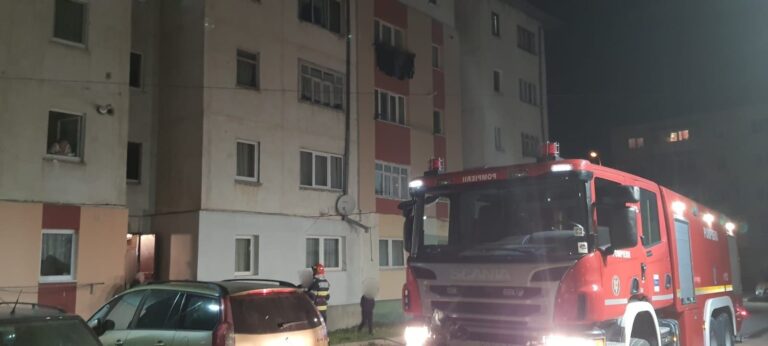 FOTO Pompierii au salvat un bărbat dintr-un apartament din Câmpulung Moldovenesc în care a izbucnit un incendiu