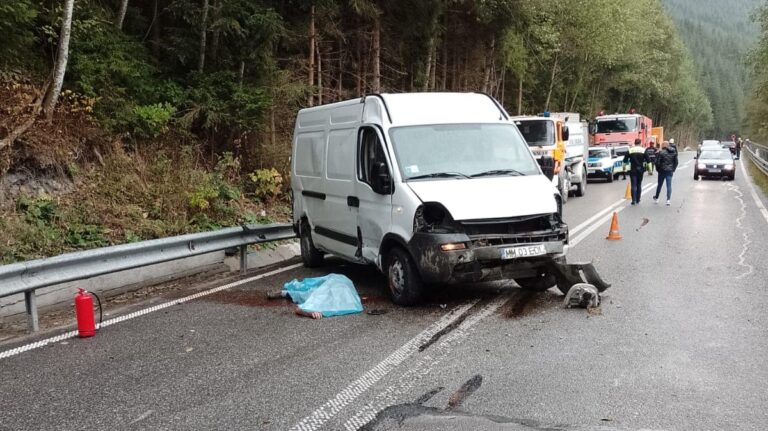 FOTO Un bărbat a murit după ce un șofer a evitat să lovească o căprioară, la Cârlibaba