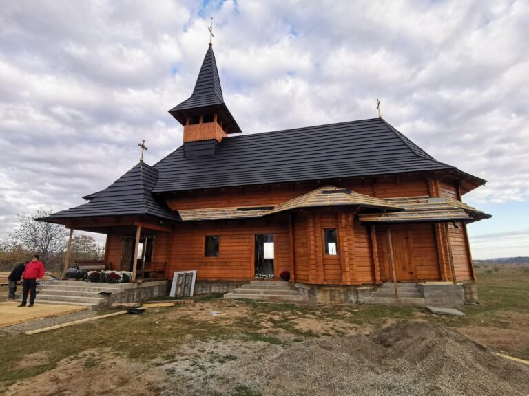 FOTO O nouă biserică impunătoare a fost ridicată pe locul primului locaș de cult din Mălini: „Mulțumim tuturor pentru sprijinul acordat construirii acestui Sfânt locaș”