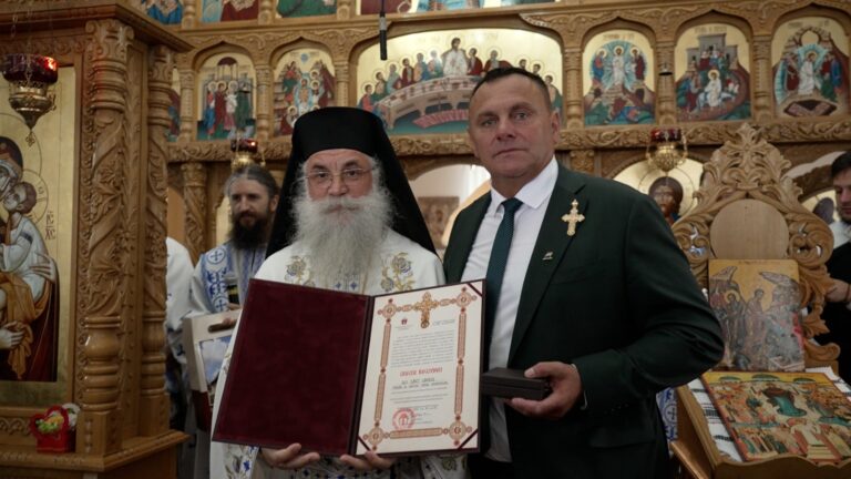 Primarul Dănuț Candrea de la Dorna Candrenilor a primit Ordinul „Crucea Bucovinei” din partea Arhiepiscopiei Sucevei și Rădăuților: „Bisericile de pe raza comunei noastre reprezintă mândria noastră și legătura cu Dumnezeu”