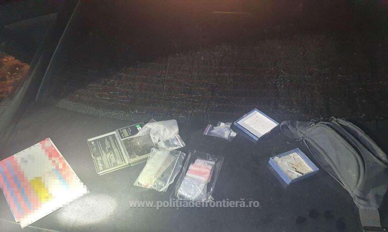 Polițiștii de frontieră au stricat distracția unui băietan și a două fetișcane care se pregăteau să se drogheze într-o mașină, într-o pădure din Falcău