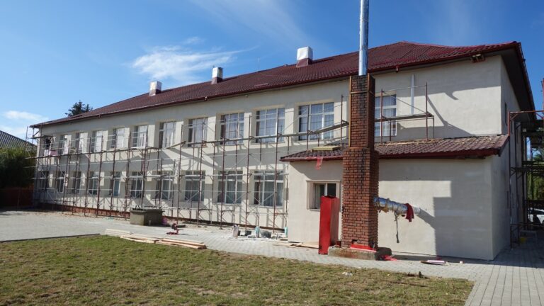 VIDEO FOTO Primăria Iaslovăț investește masiv în infrastructura școlară pentru ca elevii să aibă cele mai bune condiții de învățare și dezvoltare: „Era nevoie de acestea pentru că numărul mare de elevi nu mai permitea desfășurarea orelor de curs în condiții bune”