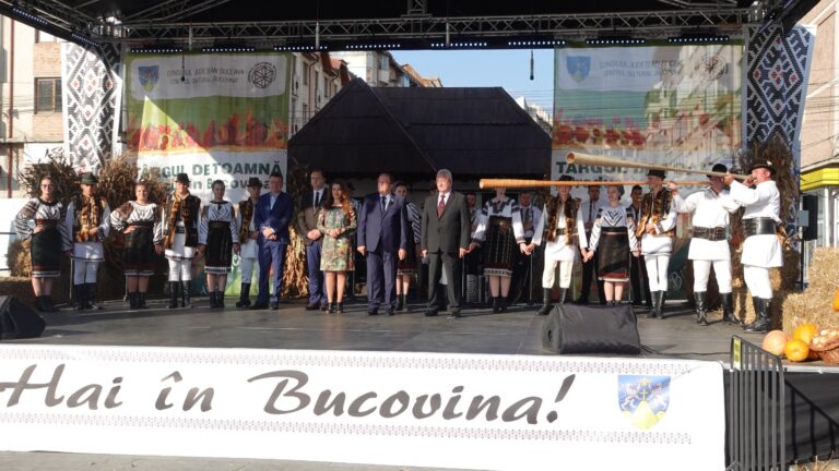 FOTO Târgul de Toamnă „Produs în Bucovina” a fost deschis oficial, ocazie cu care a fost lansată stațiunea turistică Bucovina: „Înființăm o singură asociație ca să putem vinde pachete turistice, să vină oamenii să stea mai mult la Suceava”