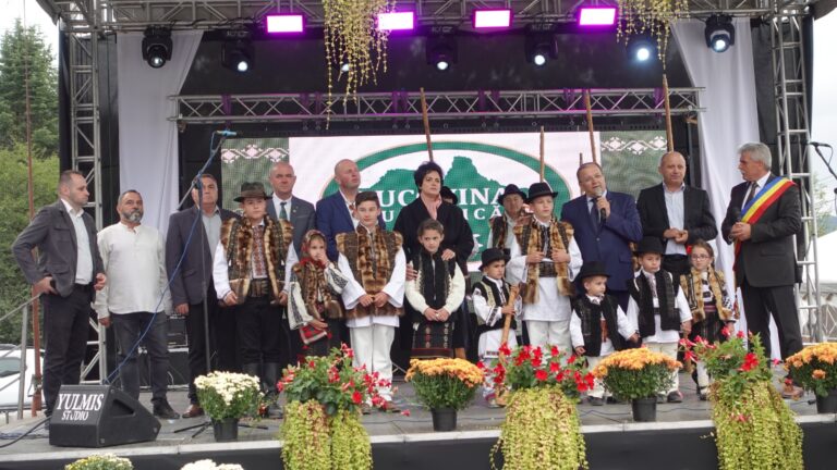 FOTO Crescătorii de animale și meșterii populari din Câmpulung Moldovenesc au impresionat publicul numeros prezent la festivalurile „Drumul Lemnului” și „Târgul Lăptarilor”: „Aceste evenimente deosebite onorează obiceiurile străbune ale dumneavoastră, ale câmpulungenilor”