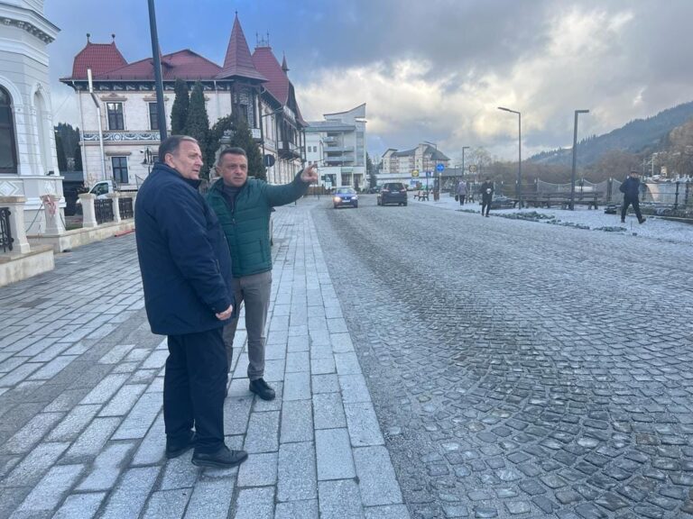 FOTO Gheorghe Flutur este încântat de ritmul lucrărilor din Vatra Dornei: „Centrul Dornei va deveni un adevărat orășel elvețian, cu acea notă specifică unui oraș de munte”