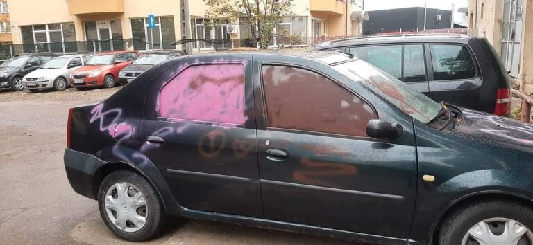 FOTO Peste 10 mașini din cartierul George Enescu au fost vandalizate noapte trecută