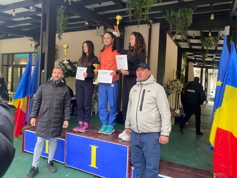 FOTO Atleta Claudia Costiuc s-a întors cu medalia de aur de la Cupa României la cros desfășurată la Botoșani