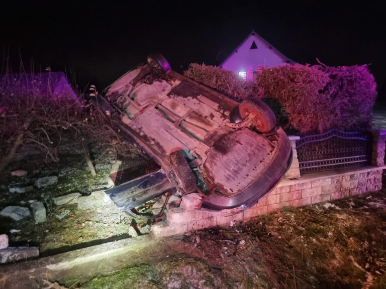 FOTO Două persoane au fost rănite după ce un șofer s-a răsturnat cu mașina la Frătăuții Vechi