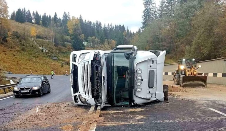 Un TIR încărcat cu struguri s-a răsturnat în Pasul Mestecăniș. Traficul rutier este blocat