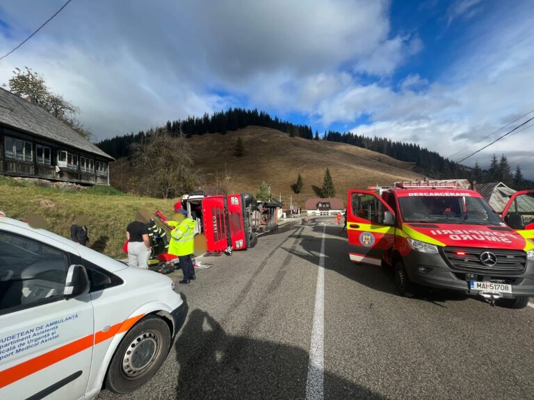 VIDEO FOTO O tânără a fost rănită după ce un TIR încărcat cu struguri s-a răsturnat în Pasul Mestecăniș