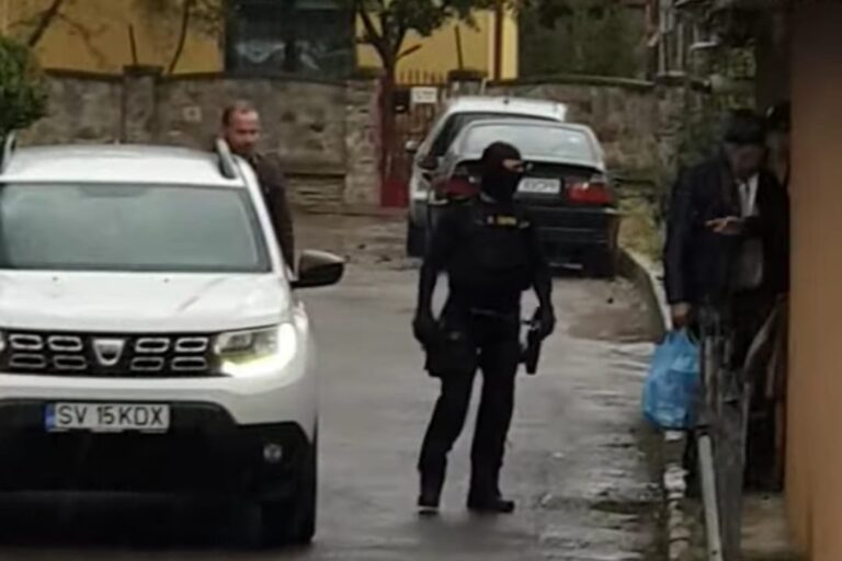 FOTO Un moșneag cu mai multe condamnări la activ pentru furt a fost reținut de polițiști după ce i-a furat unei clujence peste 7.000 de lei la Târgul de Toamnă „Produs în Bucovina”
