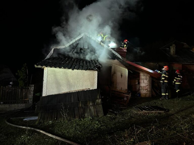 FOTO Acoperișul unei case din Părhăuți a fost distrus de un incendiu puternic
