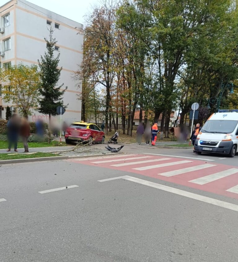FOTO O mămică și fiul ei de un an au fost loviți de un taxi pe un trotuar din Rădăuți