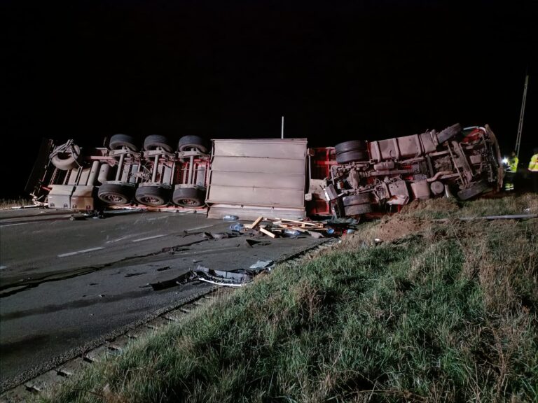 FOTO Un TIR încărcat cu OSB s-a răsturnat la Drăgușeni după ce a intrat în coliziune cu o mașină