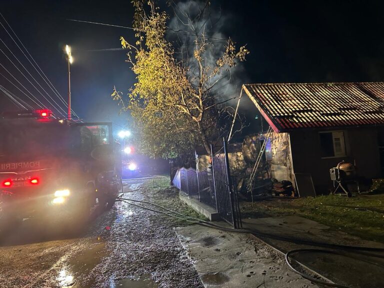 FOTO Incendiu izbucnit într-o gospodărie din Udești de la centrala termică pe lemne