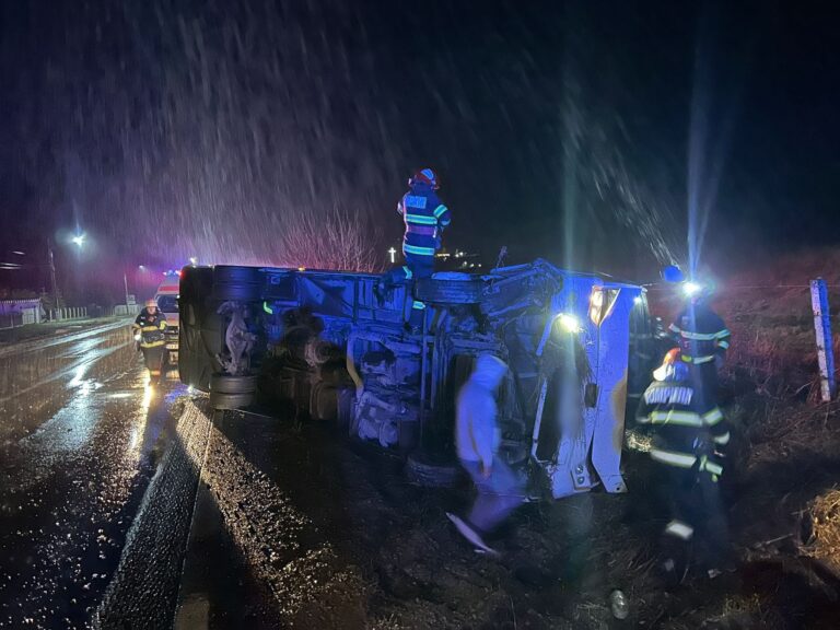 FOTO Un miniautocar cu șapte persoane s-a răsturnat la Forăști. Doi pasageri au ajuns la spital