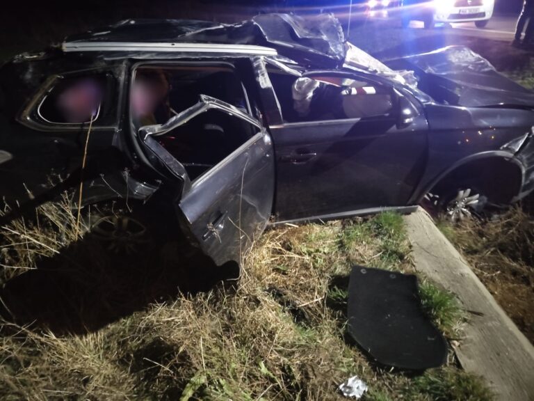 FOTO Un flăcău de 18 ani s-a răsturnat cu mașina în apropiere de Zidul Morții