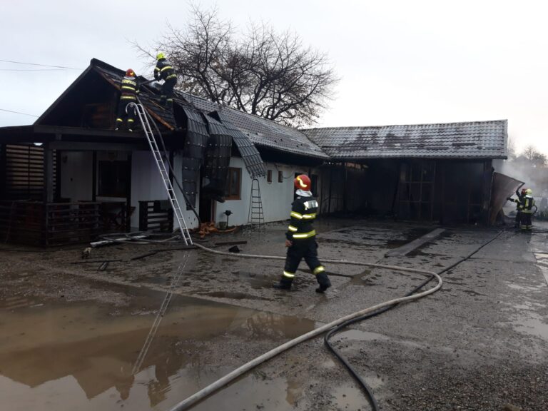 FOTO Un incendiu puternic a cuprins o spălătorie, o vulcanizare și un magazin din Mălini