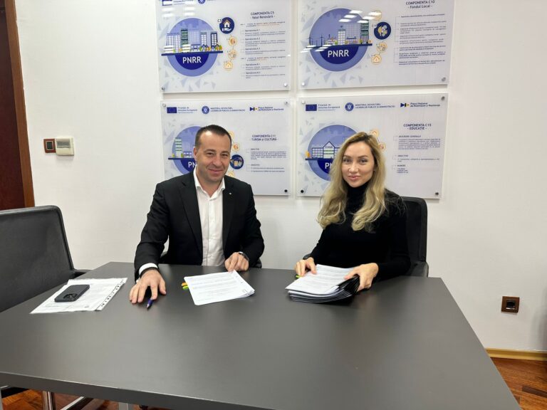FOTO Viceprimarul Lucian Harșovschi a semnat actele pentru șapte proiecte în valoare de peste 63 de milioane de lei