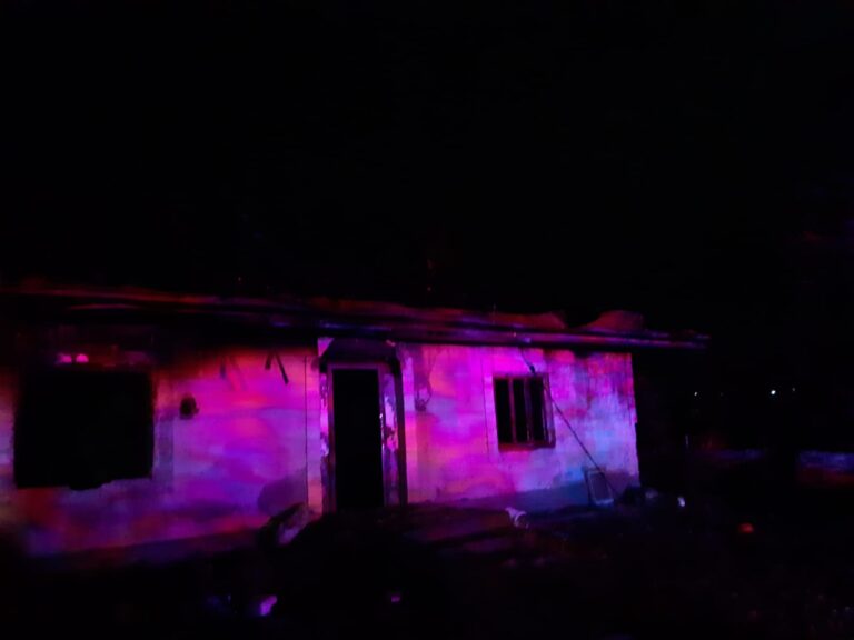 FOTO O casă din Mitocu Dragomirnei a luat foc de la o aerotermă uitată în priză peste noapte