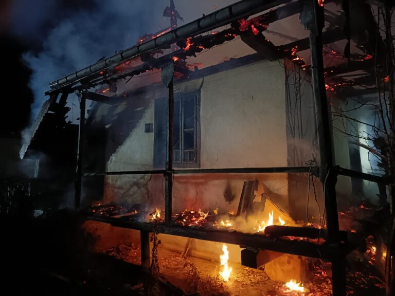 VIDEO FOTO Un bărbat a murit ars de viu într-o casă din Preutești