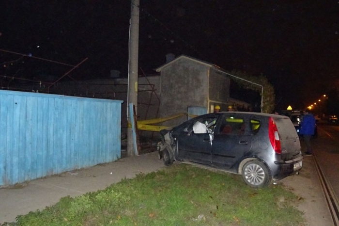 O șoferiță beată a fost aproape de a produce o tragedie după ce s-a izbit cu mașina în cutia de gaz a unei case din Câmpulung Moldovenesc