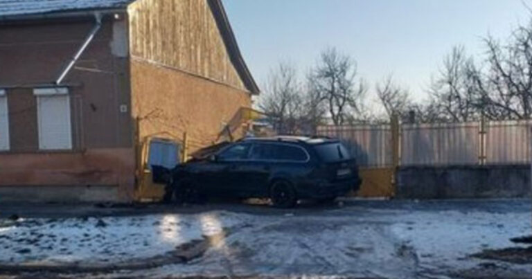 Un BMW s-a oprit în gardul unei case din Broșteni după ce șoferul beat a uitat să tragă frâna de mână