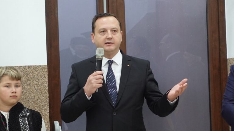 Prefectul Alexandru Moldovan anunță o îmbunătățire a ritmului de procesare a vehiculelor în Vama Siret: „Mă bucur să constat că demersurile președintelui Gheorghe Flutur efectuate sâmbătă la vama Siret către autoritățile ucrainene au avut efectul scontat”