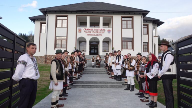 FOTO Cochetul Cămin Cultural din Vatra Moldoviței a fost inaugurat cu ocazia hramului comunei: „Datorită tuturor acestor investiții, mare parte dintre acești copii, vor rămâne aici, în Vatra Moldoviței”